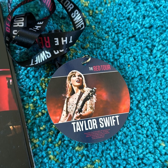 TAYLOR SWIFT Lot Programs Blanket VIP Cards Bracelets Bag Red Fearless Speak Now - Picture 4 of 13